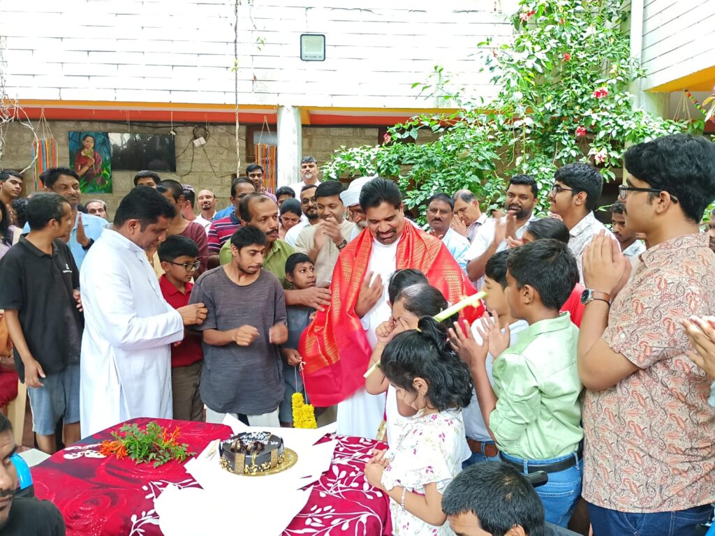 മദർ ഓഫ് വിക്ടറി ചർച്ച് യലഹങ്ക ഇടവക അംഗങ്ങൾ മോണിംഗ് സ്റ്റാർ ആശ്രമത്തിലെ അന്തേവാസികളെ സന്ദർശിച്ചു ….